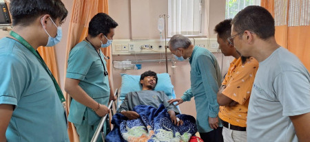 ग्राण्डी अस्पतालमा उपचाररत घाइतेलाई भेट्दै पूर्वप्रधानमन्त्री बाबुराम भट्टराई। तस्बिर स्रोत: भट्टराईको फेसबुकबाट
