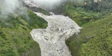 तस्बिर: सशस्त्र  प्रहरी।