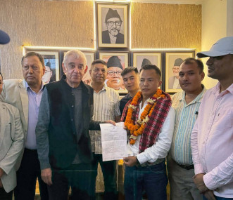 लालकाजी तामाङलाई सिन्धुपाल्चोक संयोजकको जिम्मेवारी दिँदै संयोजक शशांक कोइराला। फाइल