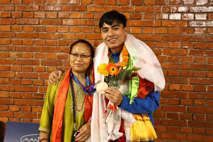 एसियन गेम्समा जितेको पदक तेन्जिङले लगाइदिए आफ्नी आमालाई