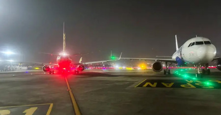 मुम्बईको विमानस्थलमा दुई जहाजको पखेटा आपसमा ठोक्कियो