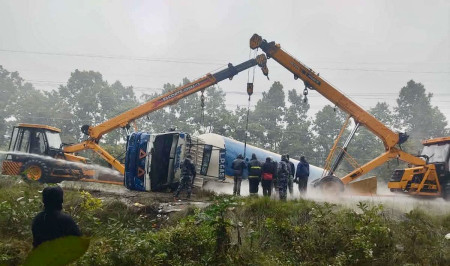 राजमार्गमा पल्टेको एउटा ग्यास ट्यांकर हटाउन किन लाग्यो २४ घन्टा?