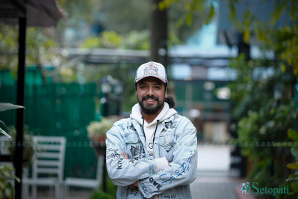 क्यारिकेचर गरेर हिट भएका भरतमणि भन्छन्- जे आउँछ, भिड्ने नै हो!