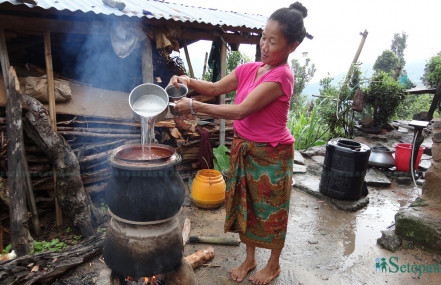 परम्परागत रूपमा रक्सी बनाउँदै राई समुदायकी महिला। तस्बिर सौजन्यः भोगिराज चाम्लिङ