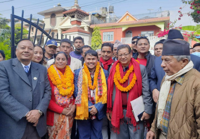 सत्ता गठबन्धनको तर्फबाट फूलमाला लगाएका उम्मेदवारहरू मनरूपा शर्मा, पदमबहादुर परियार र किरणबाबु श्रेष्ठ।