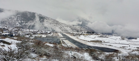 हुम्लाको सिमकोट विमानस्थल आसपासमा भएको हिमपात। तस्बिरः दाने बोहरा/रासस
