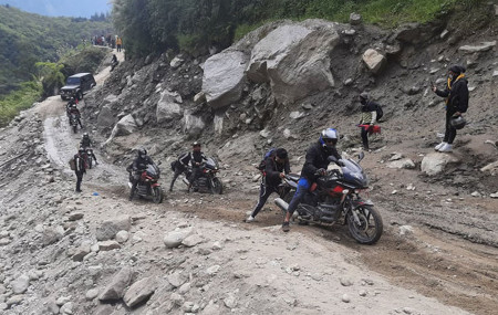 तीन दिनदेखि अवरुद्ध बेनी–जोमसोम सडक एकतर्फी रुपमा सञ्चालन गरिएपछि गन्तव्यतर्फ जाँदै गरेका मोटरसाइकल यात्री । तस्वीरःधु्रबसागर शर्मा, रासस