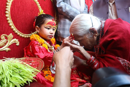 ६२ वर्षपछि थिमिका जीवित देवी कुमारीलाई लगियो लायकु दरबार, कुमारीका हातबाट टीका लगाइँदै