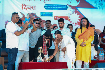 जेनजी सहिद सम्झिन गृहमन्त्रीसँगै मञ्चमा आसिन दुई विवादित 'धर्मगुरू', के हुन् उनीहरू मुछिएका काण्ड?