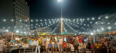 नयाँ वर्ष २०८१ को अवसरमा वीरगन्जको पुरानो बसपार्क आदर्शनगरमा शुक्रबार आयोजित रात्रिमेलाका सहभागीहरु। तस्बिर : हिमाल लम्साल/ रासस