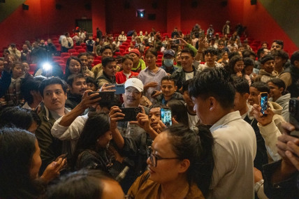 -शनिबार हल भिजिटका क्रममा दर्शकमाझ अभिनेता दयाहाङ राई