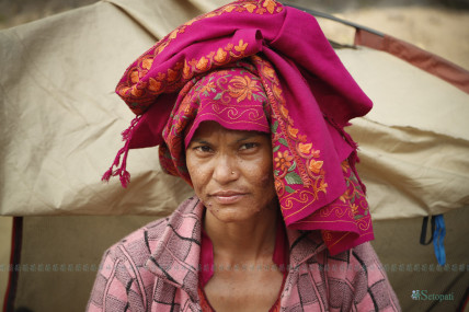 माइतीघरमा धर्ना बसिरहेकी जमुना खत्री। तस्बिरहरू: नवीनबाबु गुरूङ/सेतोपाटी