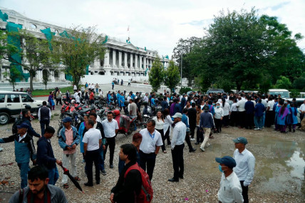 अस्थायी कर्मचारीहरूले सिंहदरबारभित्रै गरे सरकारको विरोध, किन?