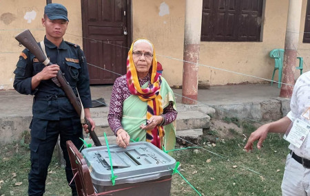 तनहुँ १ मा मतदान गर्दै मतदाता। तस्बिर: कृष्ण न्यौपाने/रासस।