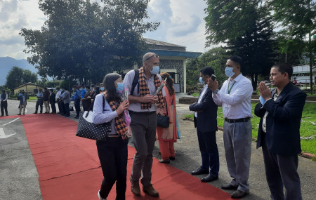 पदयात्रा जान आएका ११ देशका राजदूत र अन्तर्राष्ट्रिय नियोगका कुटनीतिज्ञलाई पोखरा विमानस्थलमा स्वागत गर्दै। तस्बिरः युवराज श्रेष्ठ/सेतोपाटी