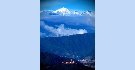 सुरूमा चट्टान र बरफको थुप्रो खस्यो, ३० सेकेन्ड तल झरेपछि हिमनदीको 'थुतुनो' काटेर लग्यो