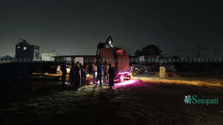 मनोहरा सुकुम्बासी बस्तीबाट अहिले राति सामान सारिँदै। तस्बिर: मन्दिरा घिमिरे/सेतोपाटी