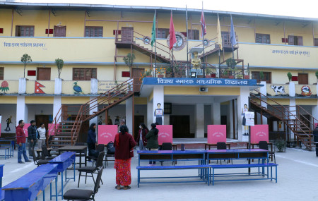 प्रतिनिधि तथा प्रदेशसभा सदस्य निर्वाचनका लागि काठमाडौं क्षेत्र नम्बर १ अन्तर्गत पर्ने काठमाडौं महानगरपालिका वडा नम्बर २९ स्थित विजय स्मारक माध्यमिक विद्यालयमा मतदानका लागि व्यवस्थापन गरिएको मतदानस्थल। तस्बिर: नवीन पौडेल/रासस