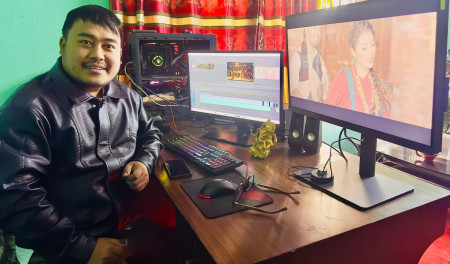 जब सहर सुत्छ, उनी उठेर हेर्न थाल्छन् म्युजिक भिडिओ