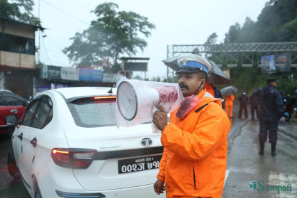 सवारी आवागमन बन्द गर्न काठमाडौंको नागढुंगामा माइकिङ गर्दै ट्राफिक प्रहरी। तस्बिर: नवीनबाबु गुरूङ/सेतोपाटी