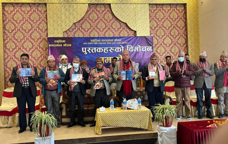एक साथ आधादर्जन पुस्तक विमोचन गरिँदै। तस्बिरः सेतोपाटी