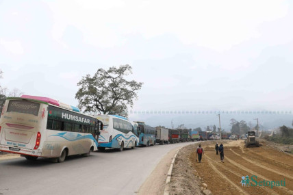 दाउन्नेदेखि दुम्किबाससम्म जाम, लाइनमा छन् १५ सयभन्दा बढी गाडी (तस्बिरहरू)