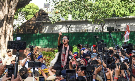प्रहरीले नेहा ठानेर अर्कै युवती समात्यो, वास्तविक नेहा अर्कै ठाउँमा आन्दोलन गर्दै थिइन्