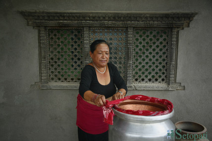 नेवार शैलीमा रक्सी बनाइँदै। तस्बिर: नवीनबाबु गुरूङ/सेतोपाटी