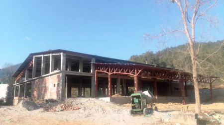 निर्माणाधिन सुर्खेत आयुर्वेद अस्पताल। तस्बिर: सेतोपाटी