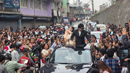 अष्टनारायण हलबाहिर दर्शक भेटघाटका क्रममा प्रकाश सपुत र सुहाना थापा। तस्बिरः कुमार आचार्यको फेसबुकबाट