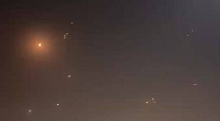 कतारको राजधानी दोहाको आकाशमा सोमबार राति देखिएका मिसाइलहरू। तस्बिर स्रोत: न्यूयोर्क टाइम्स