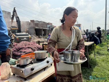 घर भत्किए पनि हिम्मत हारिनन् रमिलाले, चिया पकाएर प्रहरीलाई नै बेचिन्