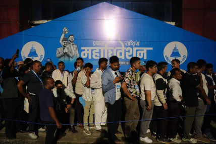 बुधबार राति मतदान गर्न लामबद्ध महाधिवेशन प्रतिनिधिहरू। तस्बिर: नेपाल फोटो लाइब्रेरी
