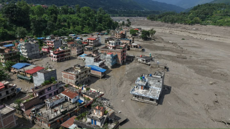 रसुवा बाढीमा ८ बैंकका २६ कर्मचारी सम्पर्कविहीन