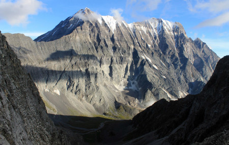 केही वर्ष पहिले बाह्रैमहिना हिउँ रहिरहने रुकुम (पूर्व) का हिमालमा पछिल्लो समय हिउँ पर्न छोडेपछि चाँदी झै टलक्क टल्कन छाडेका हिमाल । पहिले कात्तिकको अन्तिम र पुस महिनाबाट हिउँ पर्ने गरेको भए पनि यस वर्ष भने माघको दोस्रो साता लाग्दा पनि हिउँ परेको छैन। तस्बिरः सर्जना कार्की/रासस