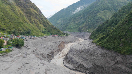 २६ मिटरको चट्टानदेखि २ लाख २० हजार ट्रक माटोसम्म : बाढीले हिमालबाट के–के बगाएर ल्यायो?