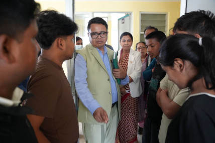 होल्डिङ सेन्टरमा सांसदहरू।
