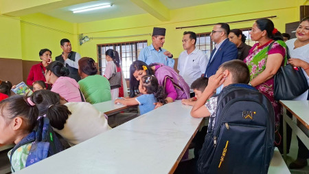 आश्रय स्थलबाट कक्षा कोठासम्म : बाढीपीडित बालबालिकालाई स्कुल पठाउँदै काठमाडौं महानगर