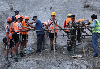 बाढी आएको चार दिनसम्म कम्तिमा ३२५ जना सुरूङभित्र थुनिएका थुनियै