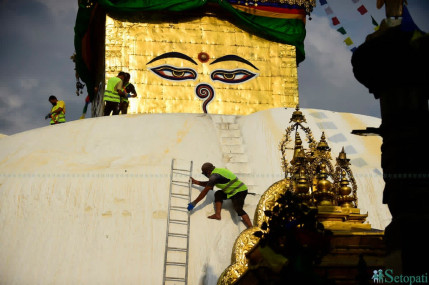 मौलिक स्वरूप जोगाउन स्वयम्भू महाचैत्यको गुम्बजबाट १३ इन्च बाक्लो चुनाको पत्र हटाइँदै