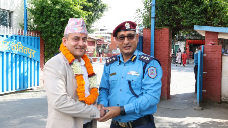 एसएसपी बोगटी र एसपी चक्रराज जोशी।