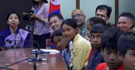 कीर्तिपुर होल्डिङ सेन्टरका ४० भन्दा बढी बालबालिकालाई पढाउँदै काठमाडौं महानगर