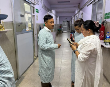गणेश नेपालीको स्वास्थ्य अवस्था बुझ्न बिहीबार वीर अस्पताल पुगेका गृहमन्त्री सुधन गुरूङ। तस्बिर स्रोत: प्रधानमन्त्रीको कार्यालय