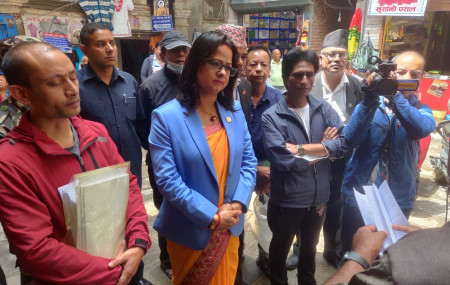 असनको कोथुननीस्थित अशोक वृक्ष विहार निरीक्षण क्रममा भूमि व्यवस्था मन्त्री रञ्जिता श्रेष्ठ।