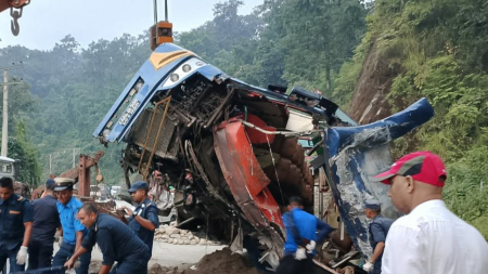 नवलपरासी पूर्वमा बस दुर्घटना हुँदा ६ जनाको मृत्यु (अपडेट)