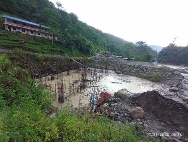 बाढीले बगाएको इखुवा जलविद्युत् आयोजना। तस्बिरः रासस।