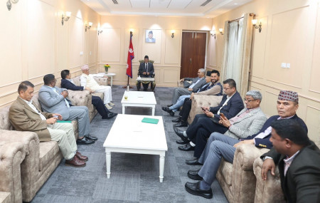 संसद अवरोधबारे सिंहदरबारमा राष्ट्रिय मान्यताप्राप्त दलका नेताहरूसँग छलफल गर्दै प्रधानमन्त्री पुष्पकमल दाहाल 'प्रचण्ड'। तस्बिरः प्रदीपराज वन्त