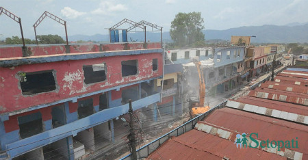 कांग्रेस र एमालेले अतिक्रमण गरेको भवनमा पोखरा महानगरले लगायो डोजर