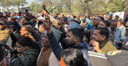 नीति र नेतृत्व दुवै फेर्न माग गर्दै बन्द सत्र बाहिर प्रदर्शन