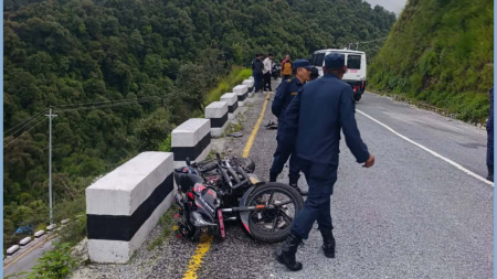 प्रहरीको गाडीले मोटरसाइकललाई ठक्कर दिँदा एक किशोरको मृत्यु, अर्का गम्भीर घाइते